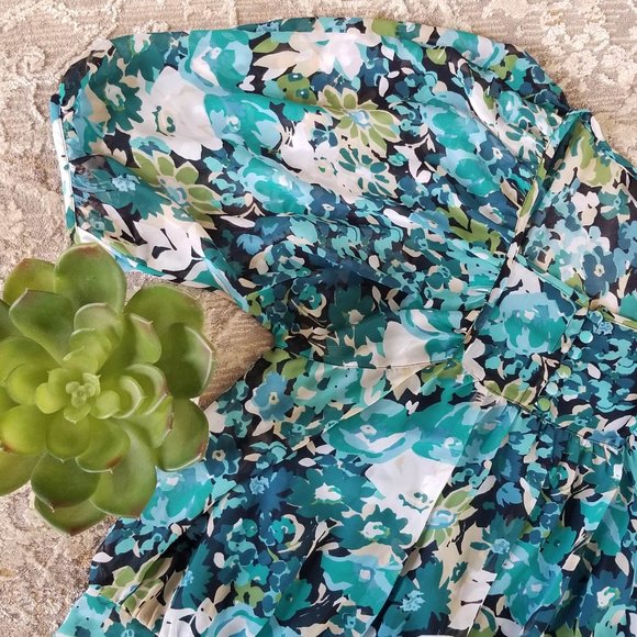 Top Blouse. Floral Print. Shades of Blue. A.N.A Brand. Size Medium. - Picture 4 of 9